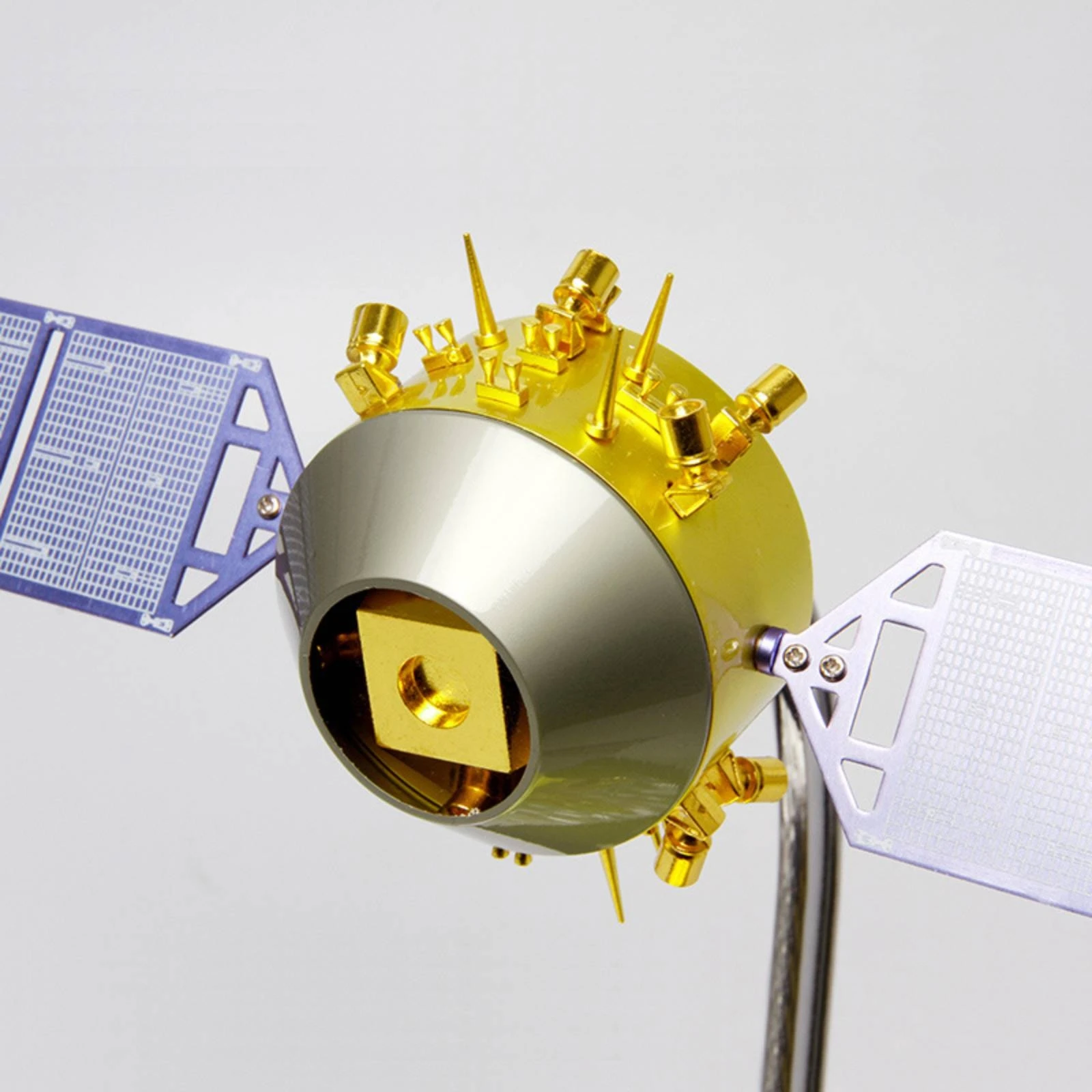 Spacecraft Model with Stand Alloy Lunar Explorer Model 1:30 Scale for Space Enthusiasts, Study, Office