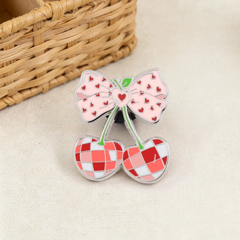 Niedliche karierte Kirschschleife Emaille-Brosche, rosa herzförmiges süßes Frucht-Abzeichen, Kawaii-Modeaccessoire, Valentinstagsgeschenk – Detail 8