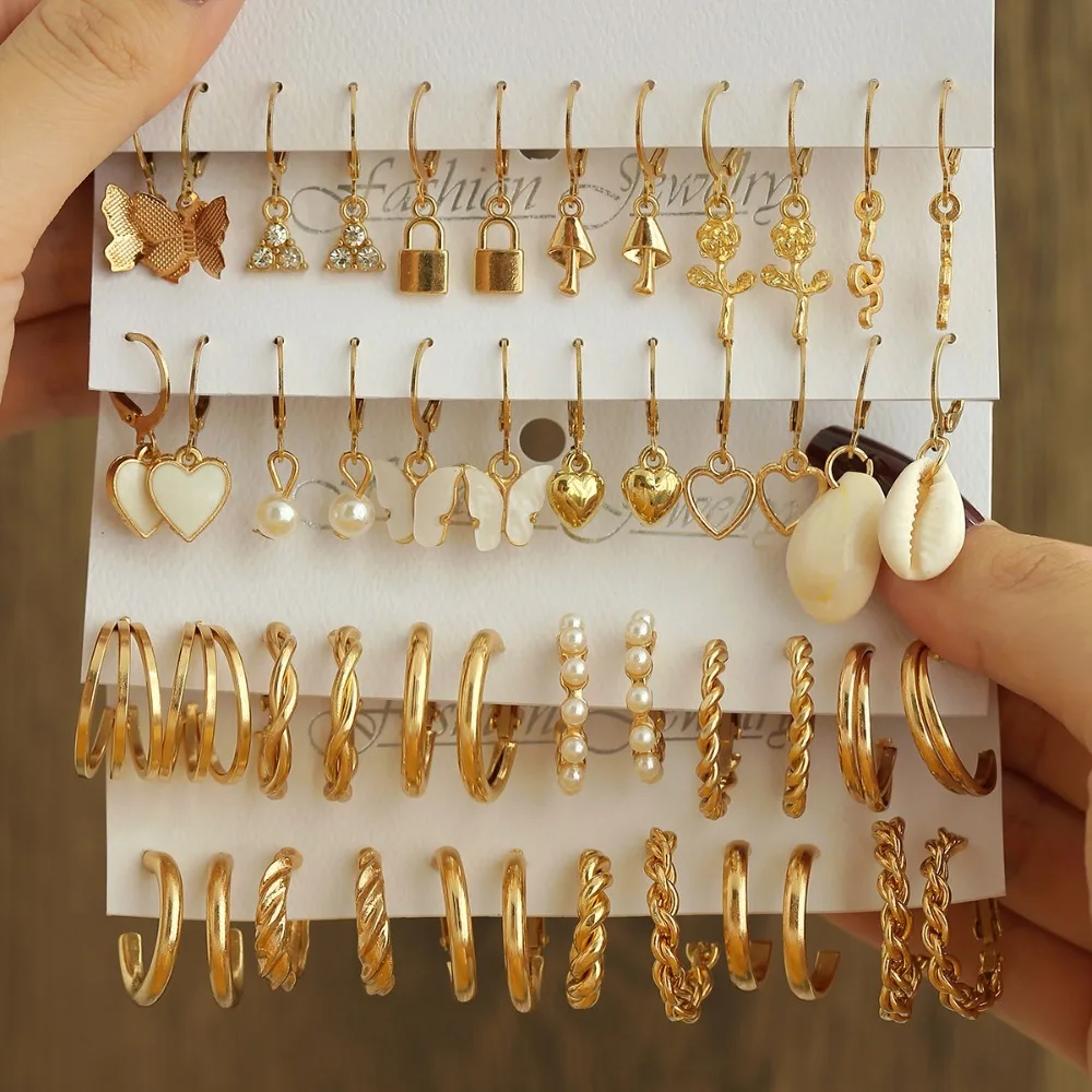 Ensemble de 24 boucles d'oreilles élégantes et luxueuses en forme de cœur en coquille de papillon, polyvalentes toute l'année, avec une texture exceptionnelle, parfaites pour les trajets quotidiens, adaptées à un usage quotidien décontracté, pour la Saint-Valentin, les anniversaires et les occasions spéciales, et idéales pour offrir en cadeau.