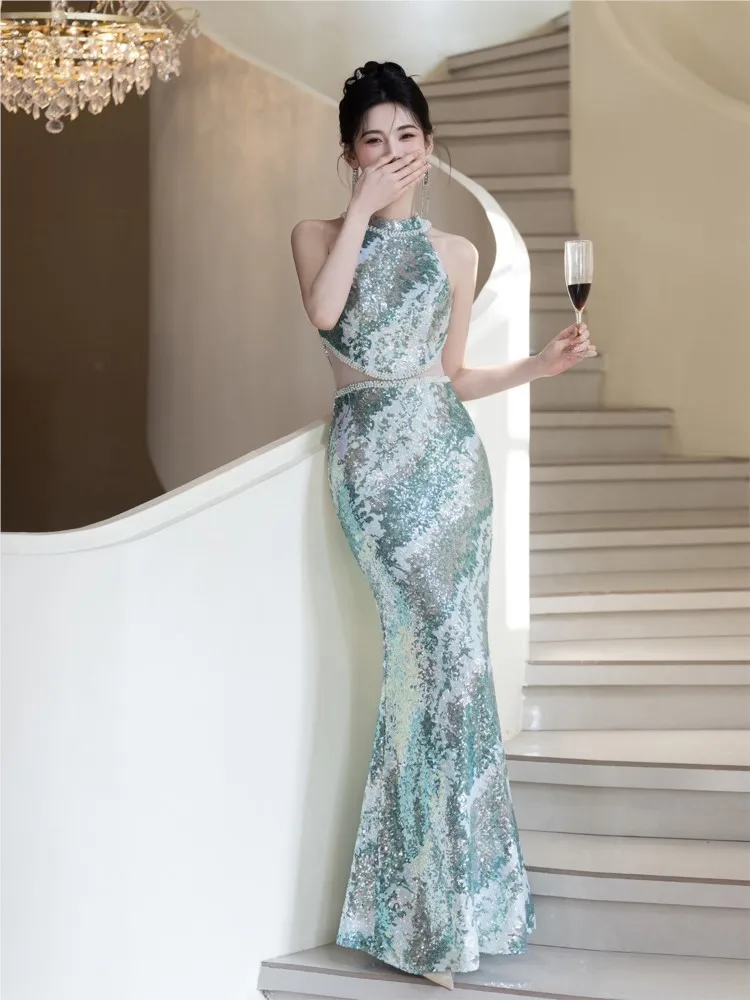 

At the banquet host wore a halter-neck niche and light luxury fishtail dress