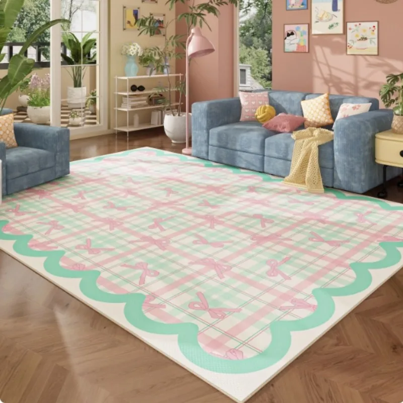 غرفة المعيشة فيكاما لطيفة وداخلية. سجادة صيفية، غرفة نوم، فتاة مخططة، بطانية بجانب السرير على الطراز الكريمي، ديكور منزلي