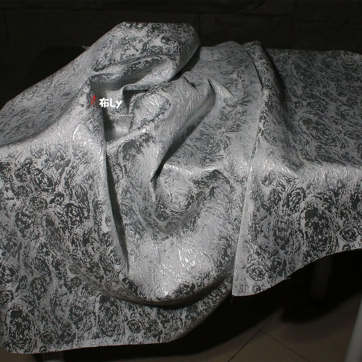 Tessuto jacquard bianco e argento tridimensionale creativo di fascia alta, abito Hanfu in stile nazionale, tessuto di abbigliamento firmato