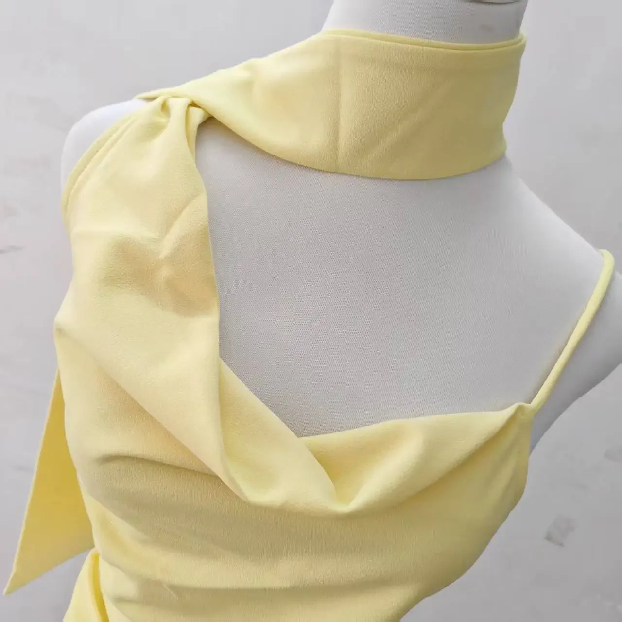 الأصفر وشاح مائل الكتف الرسن الرقبة سترة المرأة أعلى المدى الطويل 2025 الصيف الذهب Zhini Jennie نمط سترة عصرية