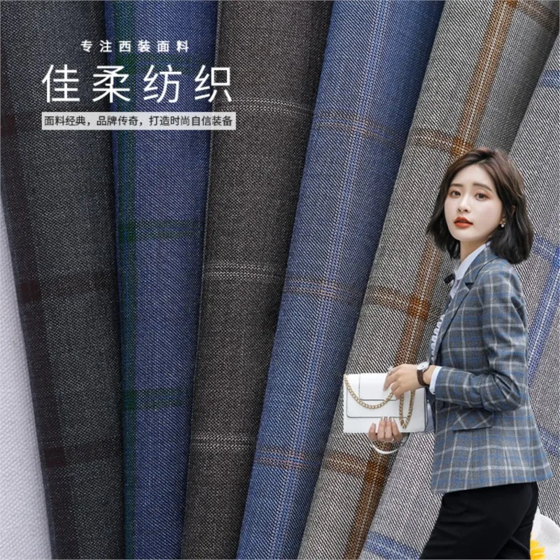 De stof voor modieuze heren- en damescasual pakken, werkkleding, rokken, broeken