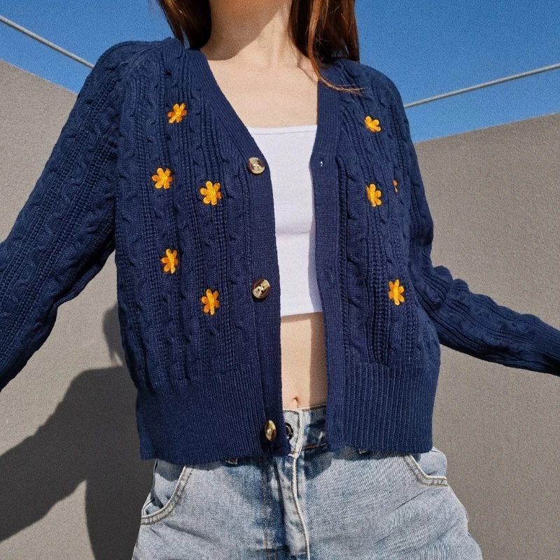 Leniwy haft kwiatowy, zapinany na guziki, ciasto smażone, kardigan dziergany, dekolt w serek, luźne, dopasowane, małe swetry, granatowe swetry.
