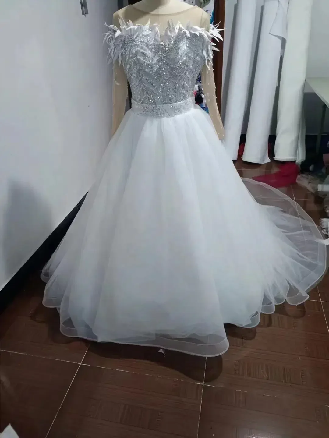 Suknie ślubne syreny z afrykańskimi perłami, z odpinanymi długimi rękawami, odpinany tren, odkryte ramiona, krój rybka.