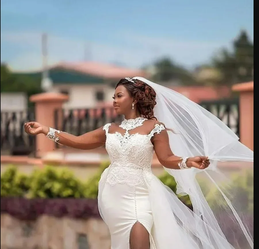 فستان زفاف مخصص بياقة عالية مزين بالدانتيل على شكل بوق للعروس من فيستدوس دي نوفياس فستان زفاف بأكمام طويلة وفتحة عالية