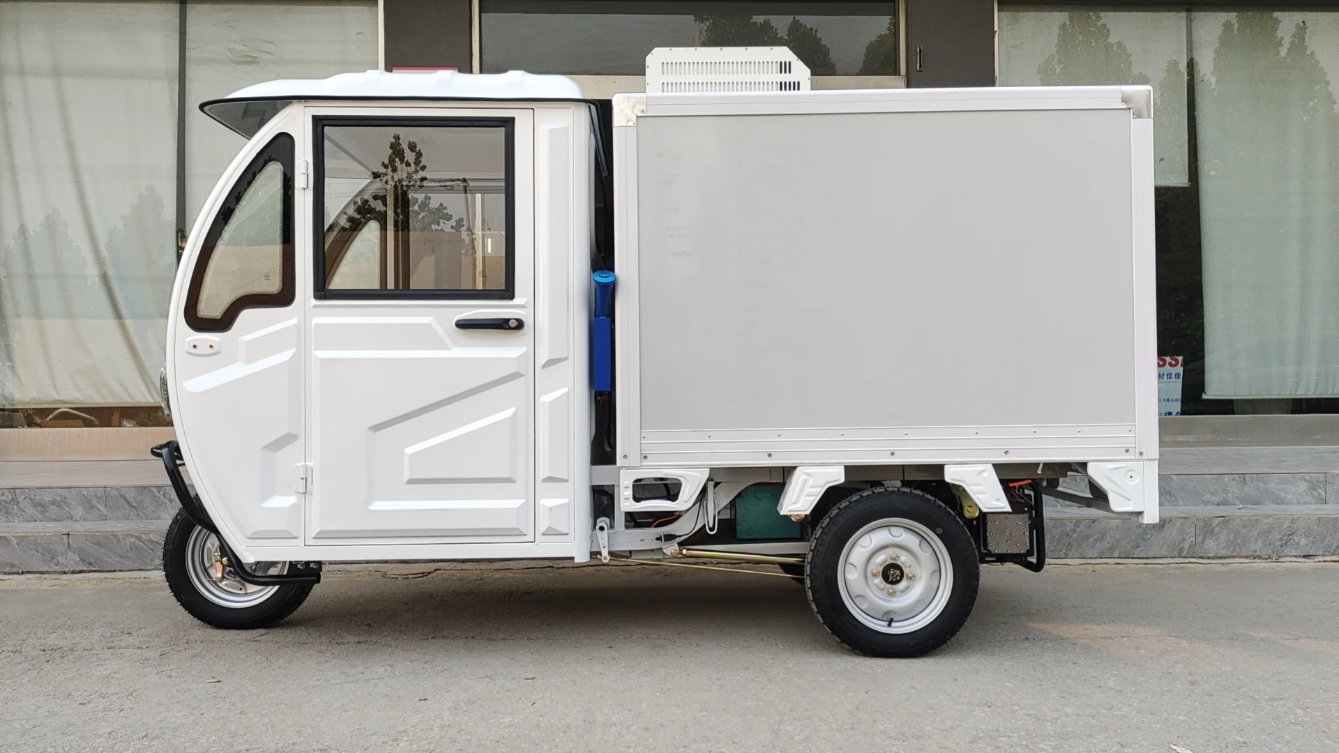 Refrigerated Tricycle Electric Tricycle Electric Refrigerated Dual System Three-wheel Temperature Range Controllable