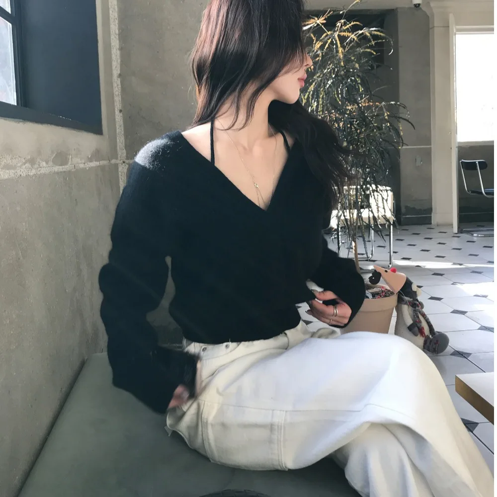 Women's Chic V-Neck Knitted Sweater Versatile Hanging Neck Design Two-Way Wear Shoulder Baring Short Top Simple Elegant