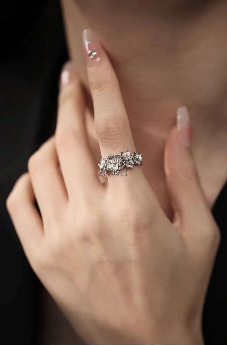 S925 zilveren bloemenclusterring vrouwelijke donkere wind driedimensionale bloemopeningsring veelzijdig en geavanceerd gevoel