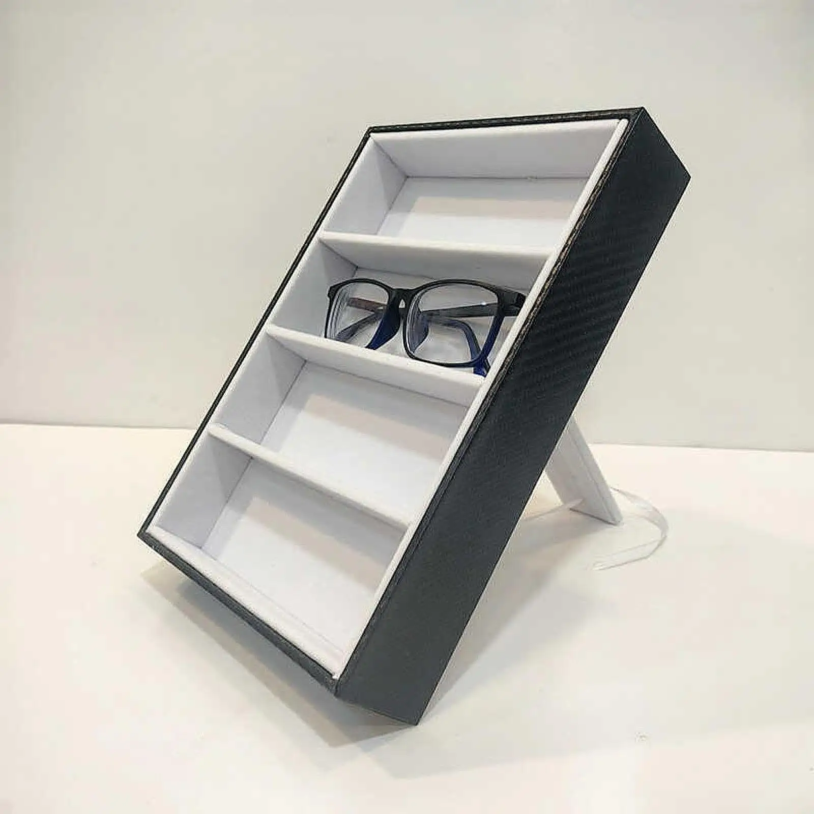 

Многофункциональный лоток для очков с 4 отделениями. Чехол для хранения очков защищает с подставкой.