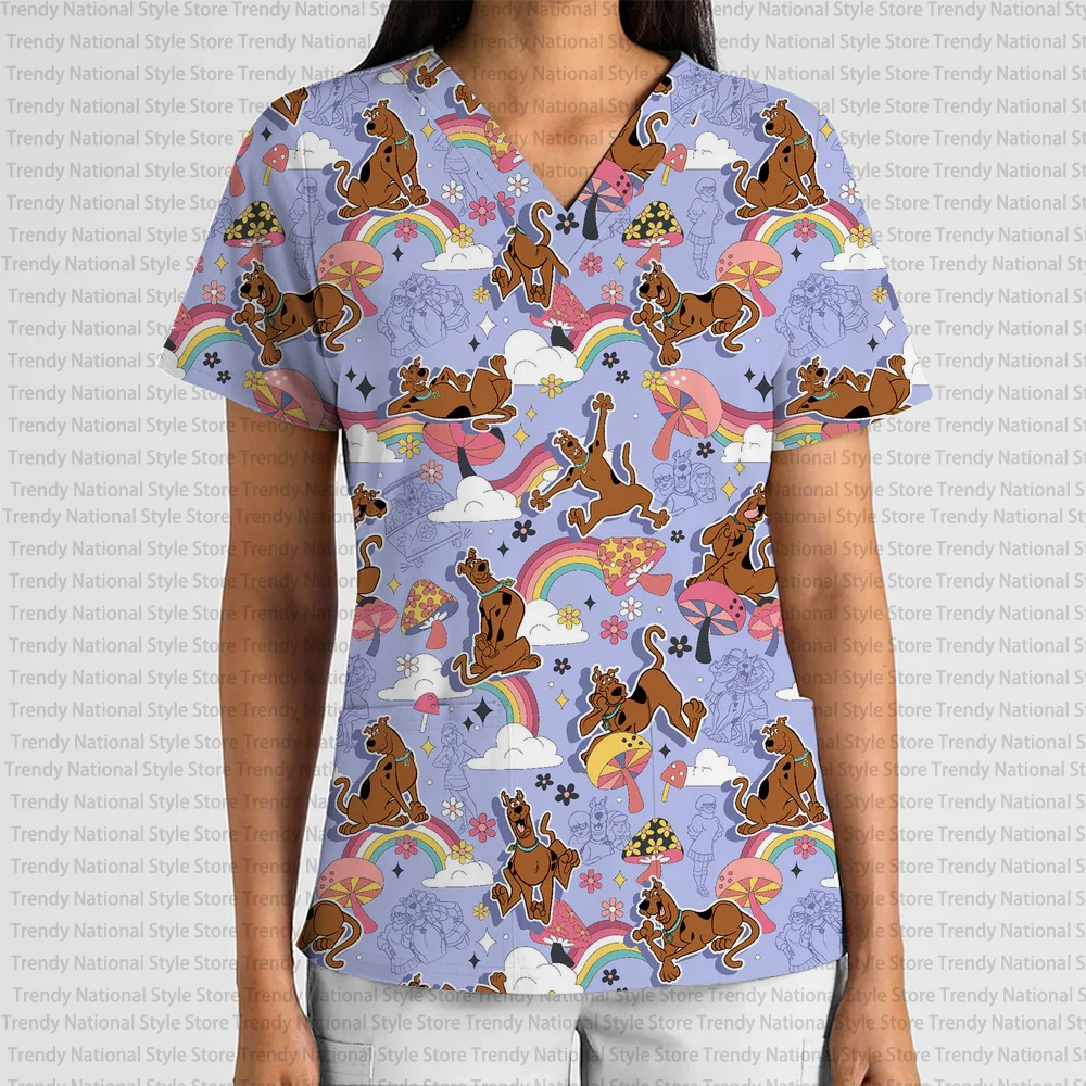 夏の女性の作業服、通気性のある V ネックポケット、フロスト加工のトップ、パーソナライズされたディズニー漫画プリントの医療用 T シャツ