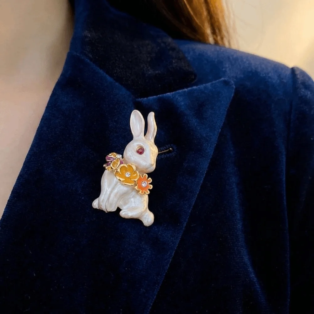 

Fashion Elegant Rabbit Brooch Alloy Imitation Pearl Animal Brooch Jewelry Accessories Vintage Easter Enamel Pin Fashion Suit