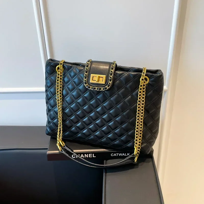 

Роскошная сумка для подгузников — незаменимый аксессуар для современных мам, которые ценим в себе роскошь и практичность.