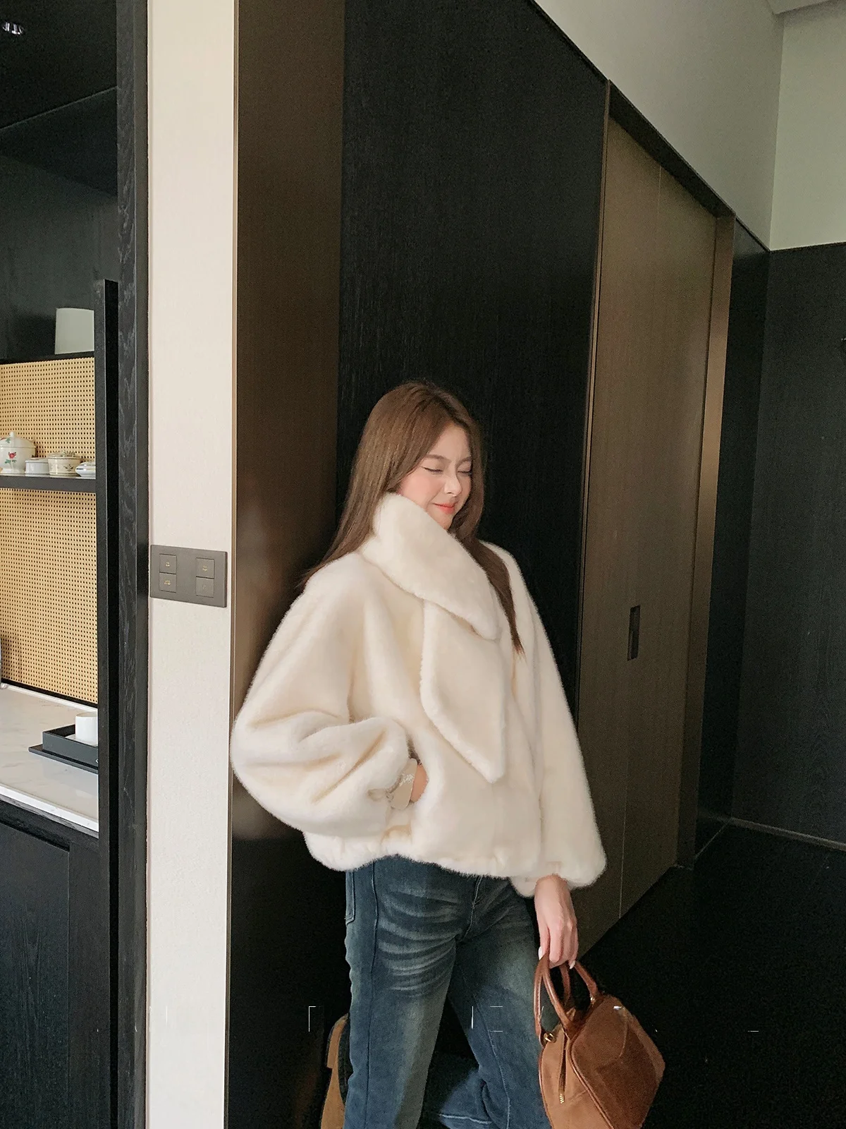 

White Faux Fur ort Coat Women's Thiened Winter Outerwear Yang Casual Sle Loose Fit V-Ne Chinese Production