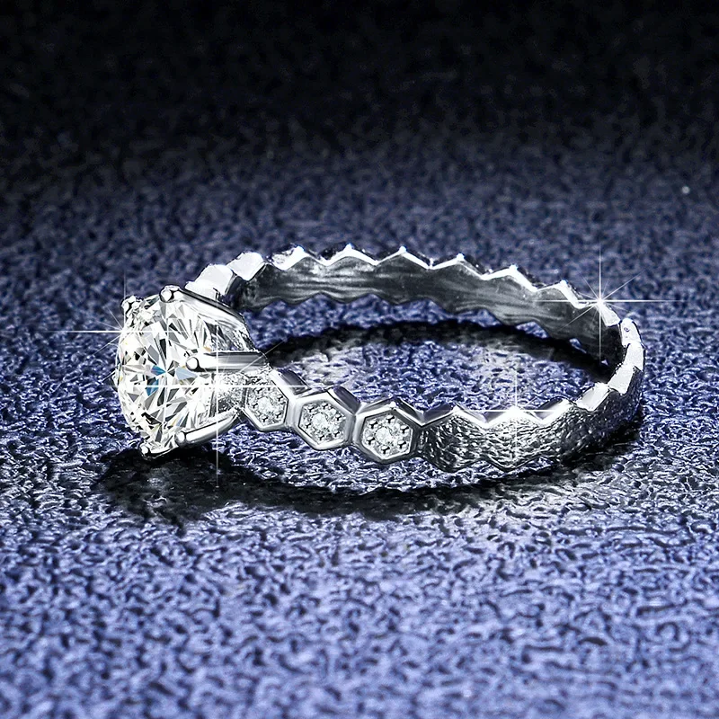 Boutique fashion PT950 platinum diamond ring moissanite female ring elegant honeycomb 2 carat six claw platinum ring