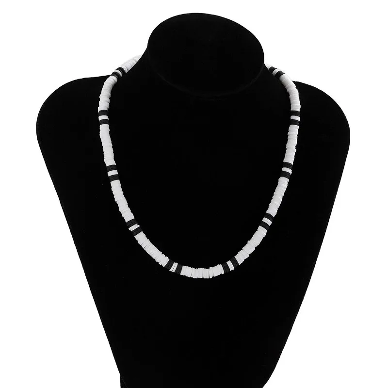 Collar Blanco: Cómo Combinarlo para un Look