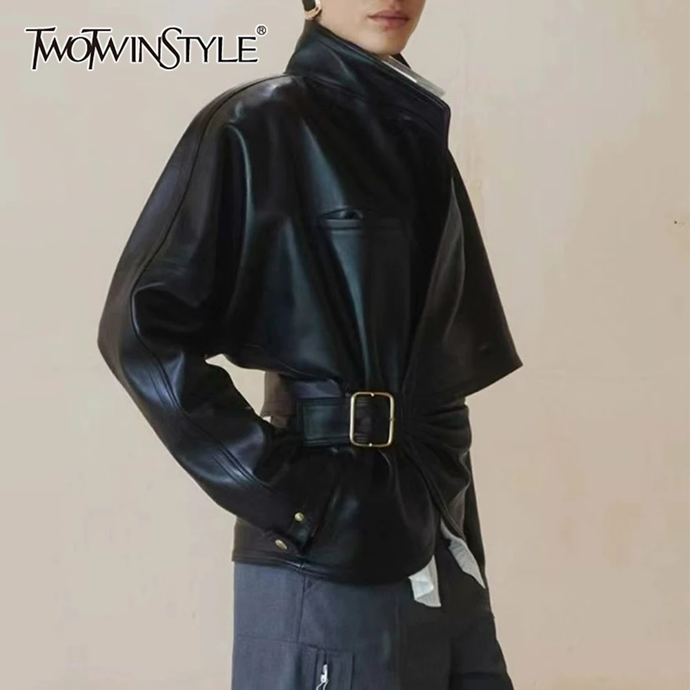

TWOTWINSTYLE черная кожаная куртка со сращенными поясами, женская свободная уличная одежда с воротником-стойкой и длинными рукавами, женские куртки, осенняя мода