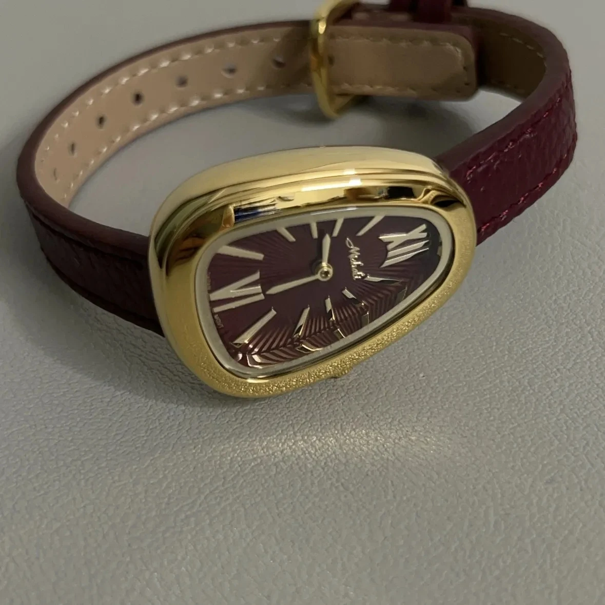 ساعة نسائية جديدة على شكل ثعبان لعام 2025، حزام من الجلد الطبيعي، ساعة ريترو، أرقام رومانية فاخرة