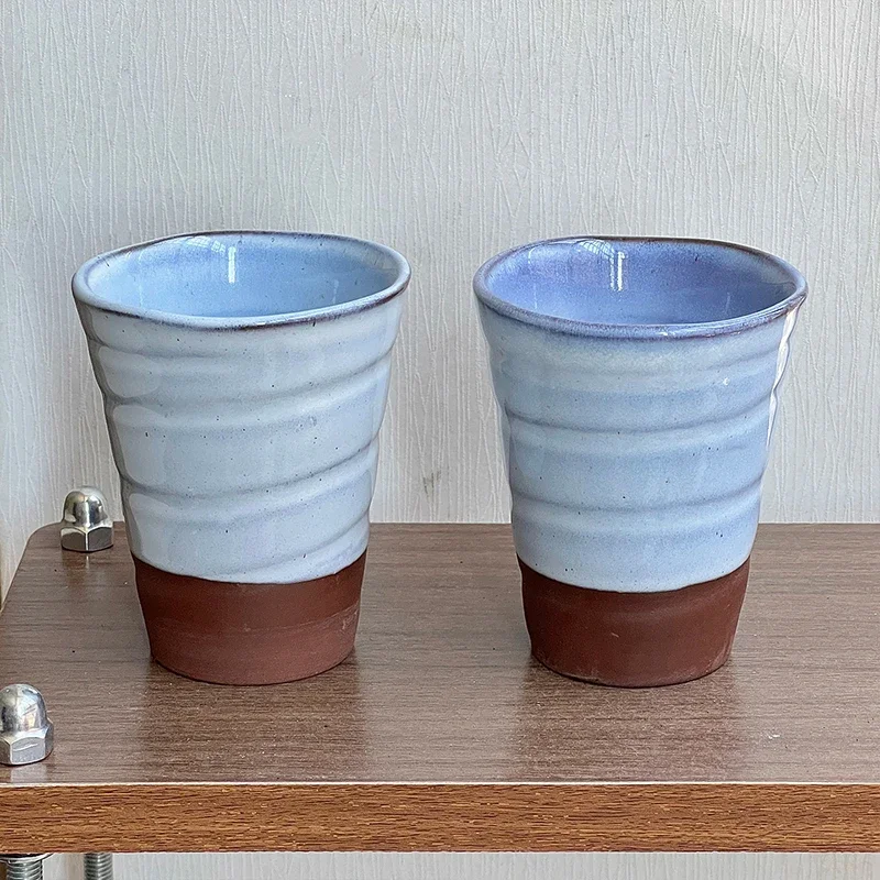 不規則な形の青い窯焼きマグカップ、コントラストカラー、粗い陶器、手持ちカップ、家庭用、高級ラテコーヒーマグ