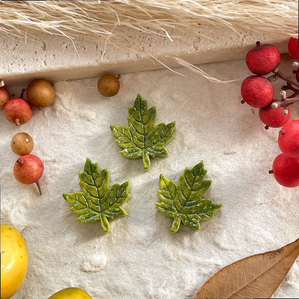 100pcs Cute Maple Leaf Resin Cabochon Flatback for DIY Accessories Hairpin Keychain Earrings Scrapbook Dollhouse Decor