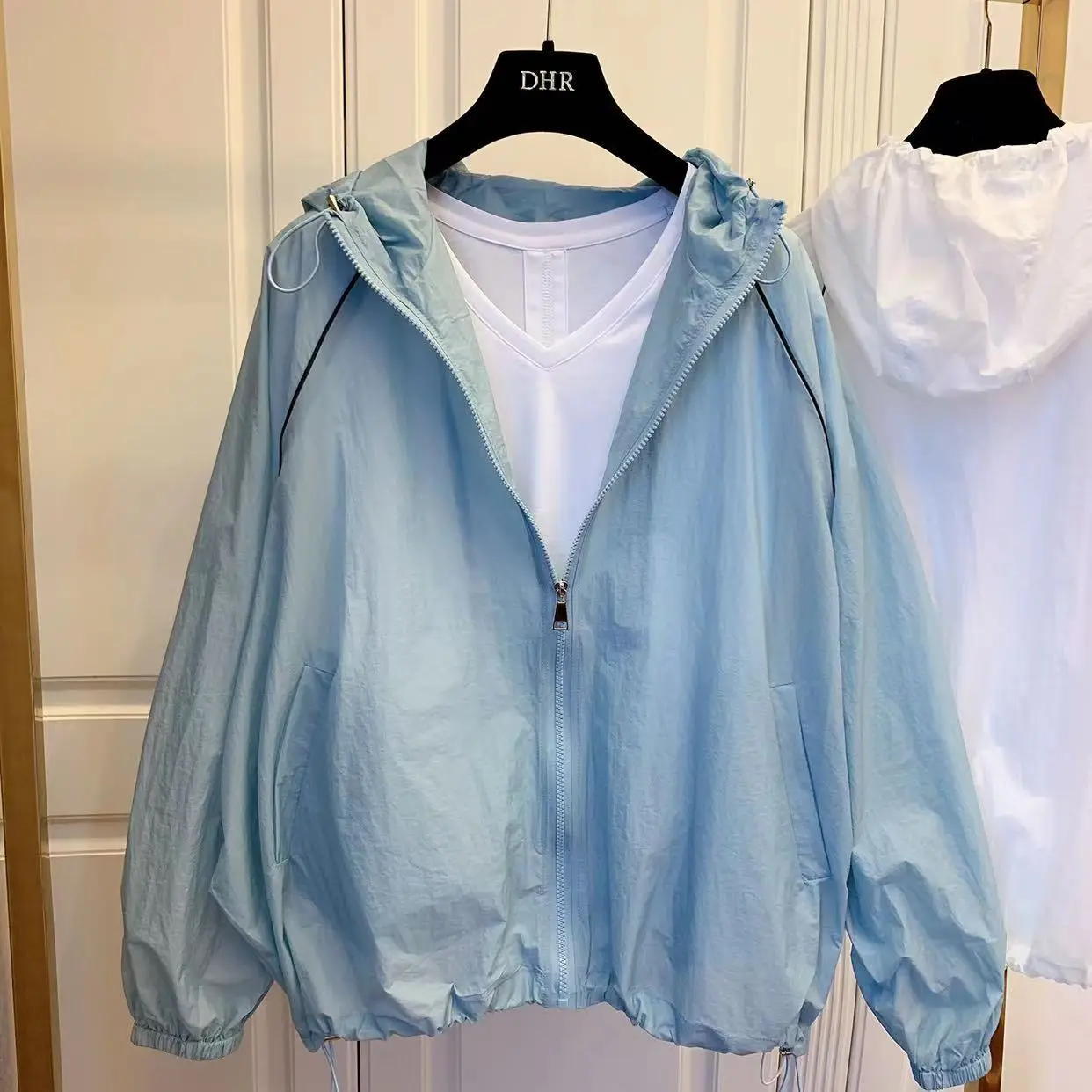 الكورية نمط مصدات الرياح المرأة سترات الربيع 2025 الصيف ضئيلة واقية من الشمس الملابس الأبيض معطف مقنع جاكيت زيبرا فام الملابس