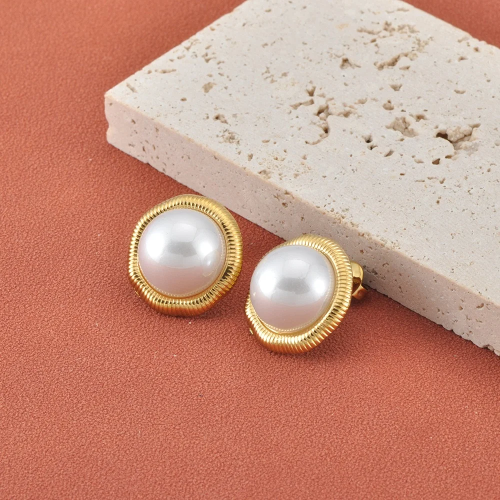 Lokaer Vintage runde Ohrstecker aus Edelstahl mit künstlichen Perlen für Damen, vergoldet, trendiger Charm-Schmuck, Accessoires E26074
