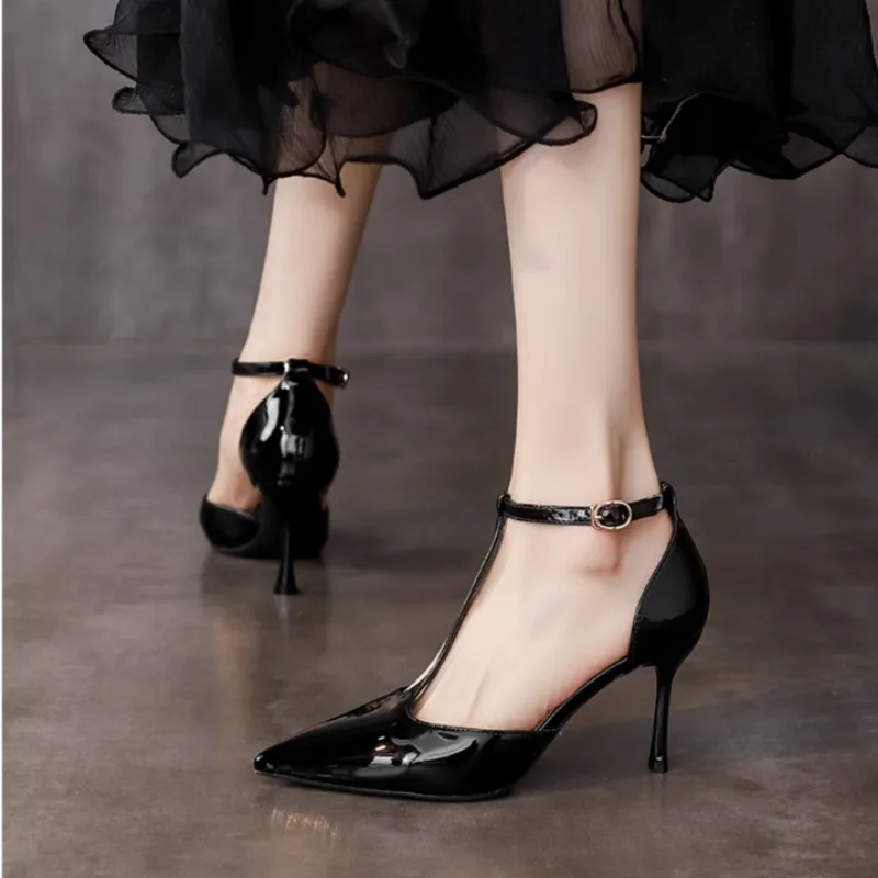 2024 nuovi arrivi scarpe di lusso Sexy sandali da donna in pelle verniciata nero argento bianco rosso cinturino a T décolleté taglia caviglia 35-39