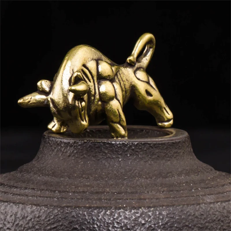 New Mini Retro Brass Wall Street Bull Statue Sculpture Hand Toy Gift Keychain Ornament Home Office Desk Decorative Ornament