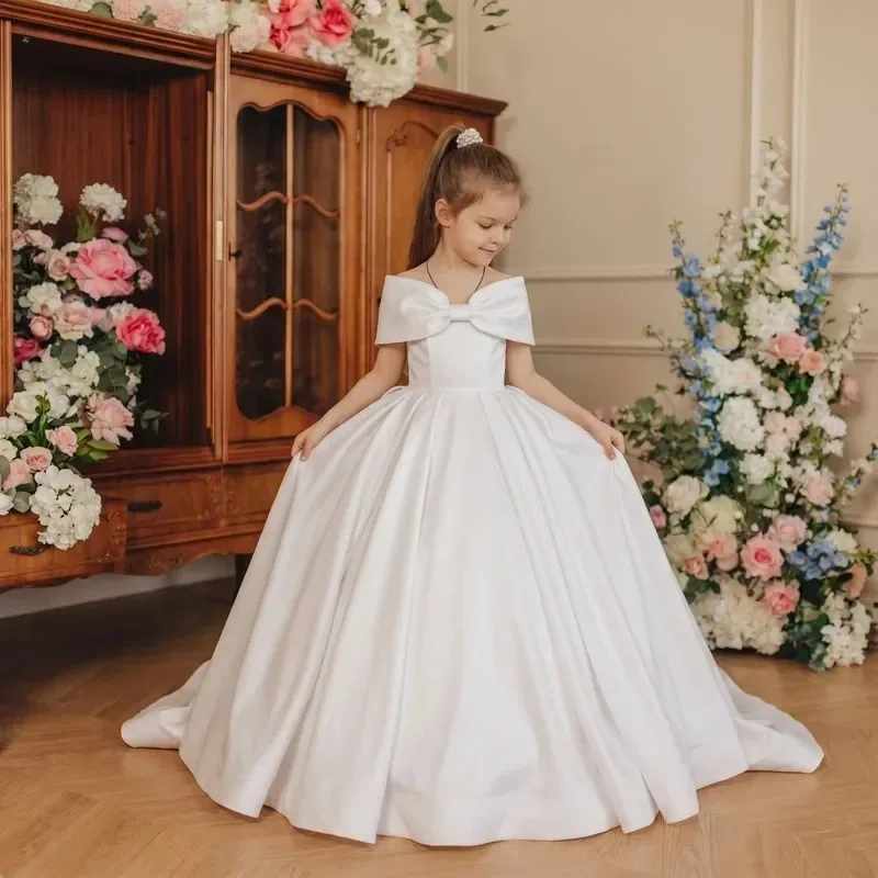 Großhandel Maßgeschneidertes Liebliches Mädchen Erstes Taufkleid Weißes Satin-Schulterfreies Blumenmädchenkleid mit Schleife Flauschiges Bodenlanges Hochzeitskleid – Detail 7