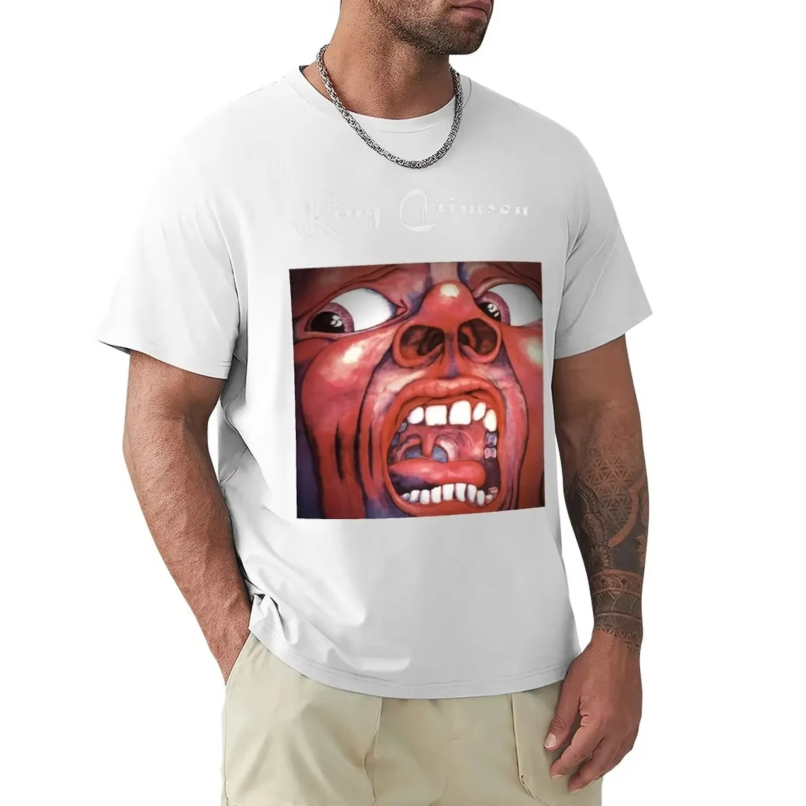 Im Gericht des Crimson King – King Crims×n T-Shirt. Zoll entwerfen Ihre eigenen übergroßen Herren-Freizeit-T-Shirts mit kurzen Ärmeln – Detail 5