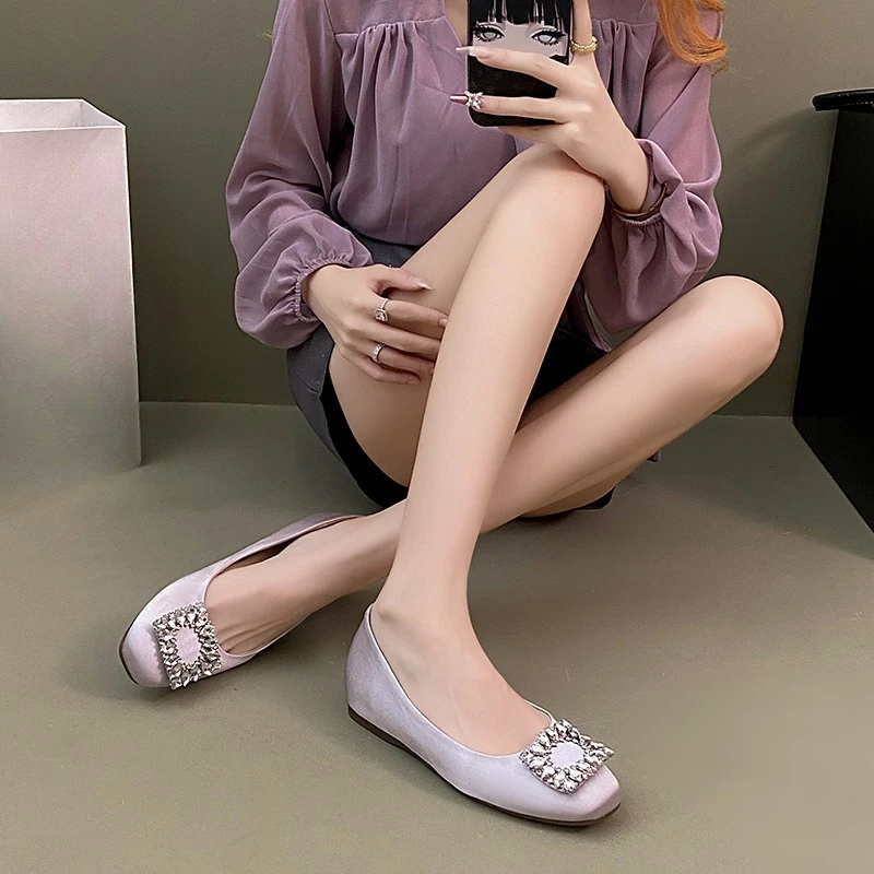 Sepatu Hak Rendah Model Slip-on Musim Gugur Terbaru, Ujung Bulat, Gesper Persegi Berhias Rhinestone, Lembut, dan Rendah