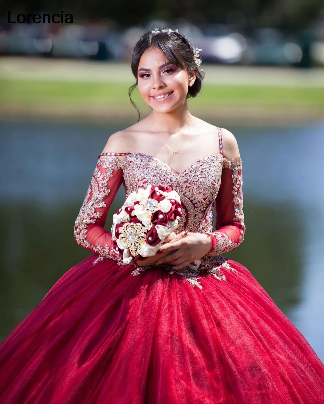 فستان Quinceanera أحمر مخصص مزين بالدانتيل الذهبي ثوب حفلة مطرز بأكمام طويلة سباغيتي حلو 16 فيستدوس دي 15 أنيو YQD671