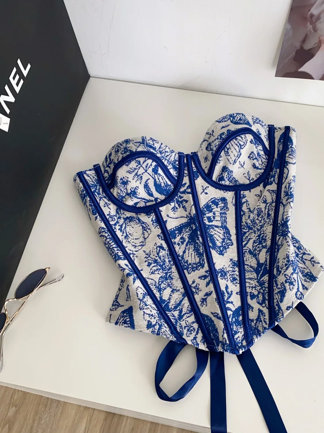 توب نسائي صيفي بتصميم ريترو كلاسيكي، بدون أكمام، برباط خصر، بتصميم عظم السمكة، بدون حمالات، مطرز، على شكل بوستير