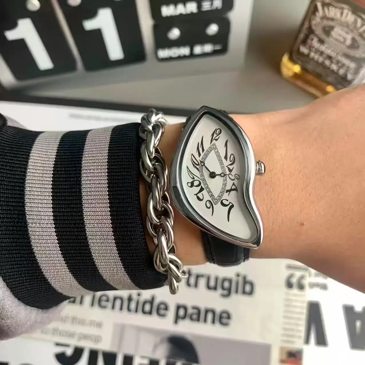 

Новые ретро часы Y2k специальной формы с витыми и таливающими бриллиантами для мужчин и женщин, персонализированные высококачественные водонепроницаемые наручные часы