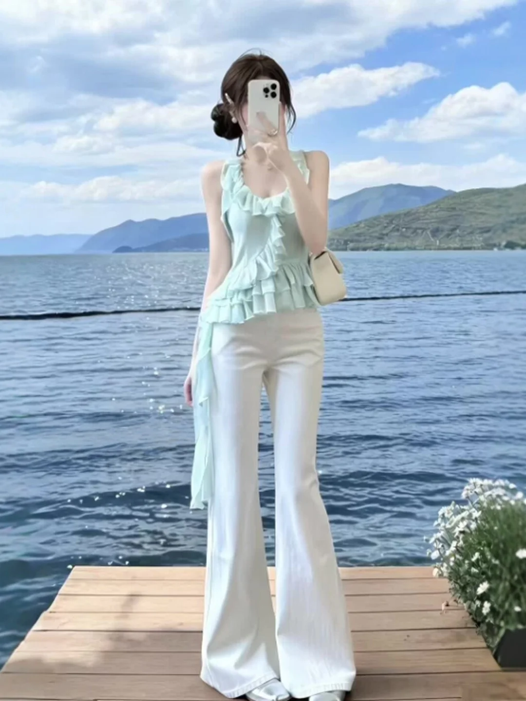 

Уникальный стильный комплект из двух предметов: топ-халтер и джинсовая юбка. Летняя коллекция. Модный молодежный образ. Хлопковая смесь. Удобная посадка.