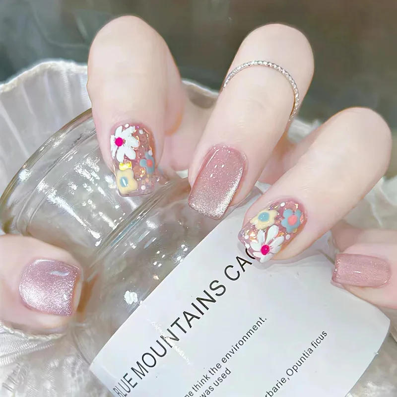 เล็บปลอมสีชมพูไล่ระดับสีเล็บแบบสั้นหัวกลมแบบกดบนเล็บผู้หญิงหญิงสาวทำเล็บแบบทำมือ