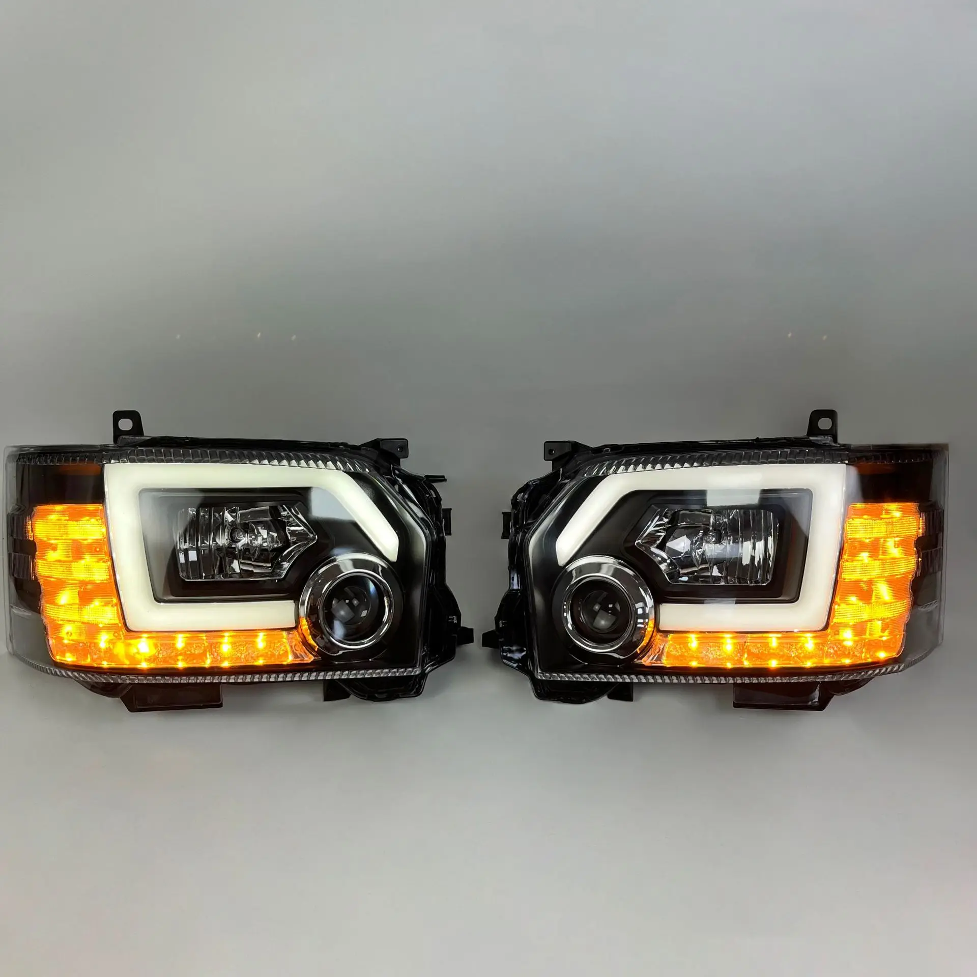 

Suitable for Toyota 14-18 Hiace Toyota front LED headlights daytime running lights with steering