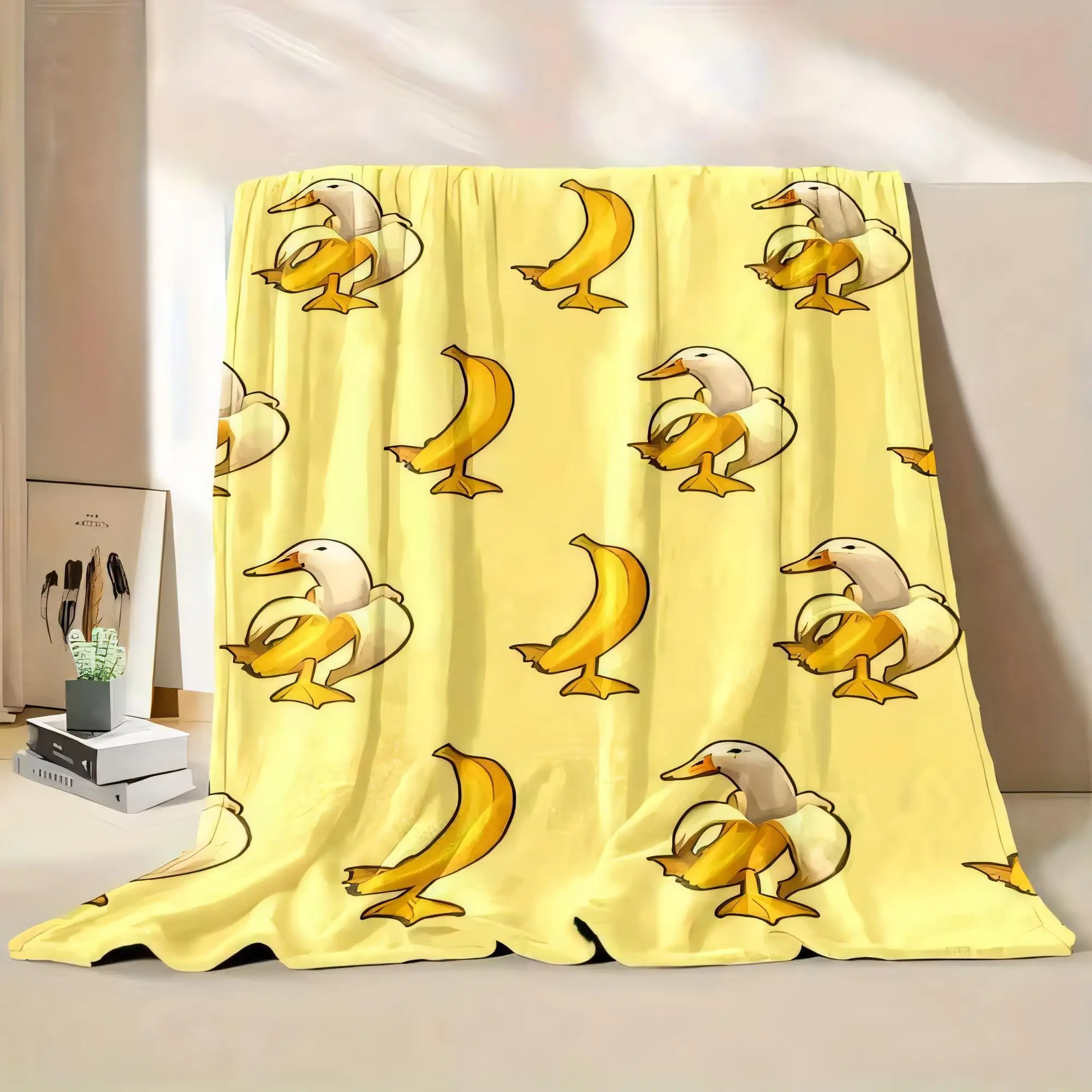 Gelbe Decke mit niedlichen Cartoon-Enten, weicher, gemütlicher Überwurf mit Bananenmuster, ideal für die Dekoration des Kinderzimmers, perfekt zum Kuscheln oder als A