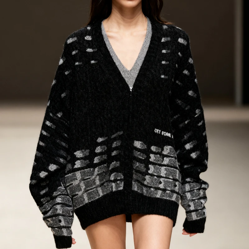 

2025 New Collection: Letter Printed Solid Color Retro Men's and Women's Autumn/Winter Sweater Harajuku Round Neck Oversized Loos