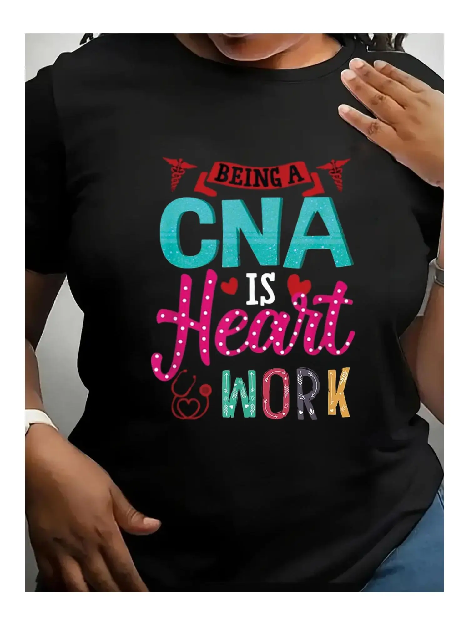 

Женская хлопковая футболка с принтом «Being a CNA is Heart Work», повседневный топ с круглым вырезом и короткими рукавами, красочный медицинский дизайн на лето