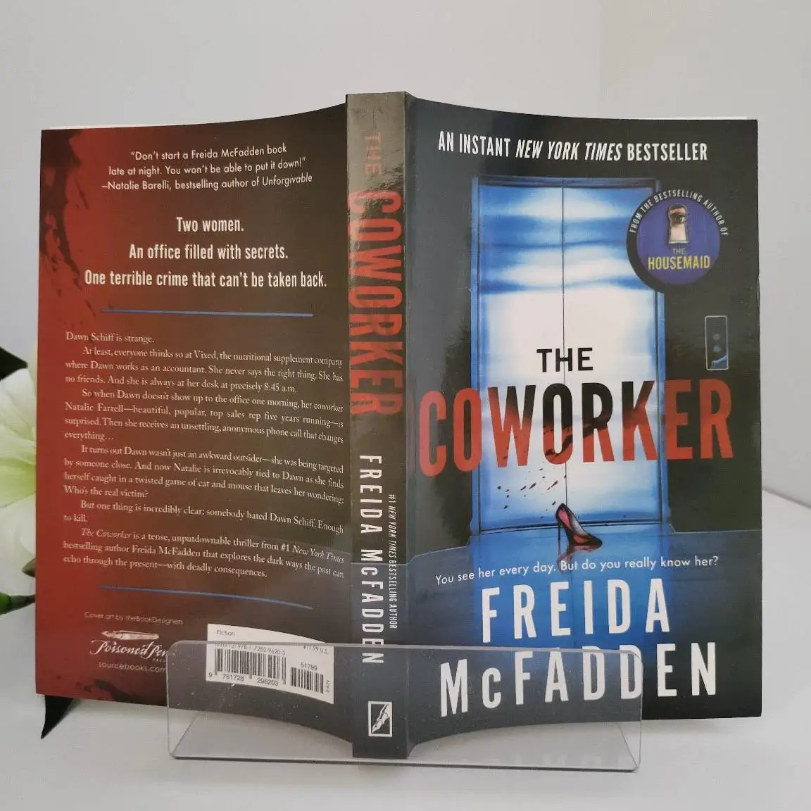 The Coworker - Libro en inglés de Freida McFadden, una cautivadora ficción de misterio laboral, una novela de suspense y thriller para lectores