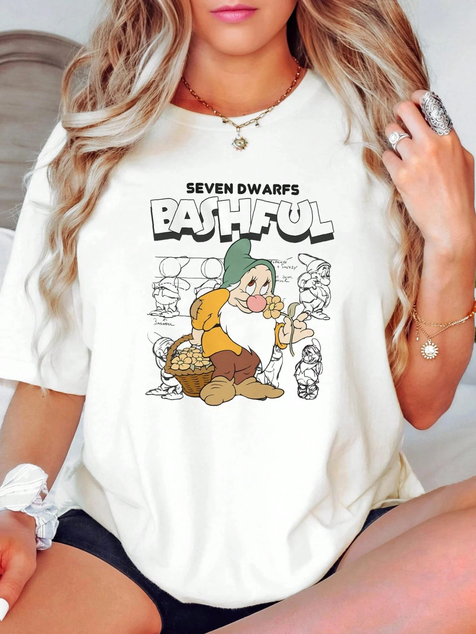 

Женская футболка Disney с принтом «Белоснежка и семью гномов» Disney. Хлопковый всесезонный базовый слой для мужчин и женщин.