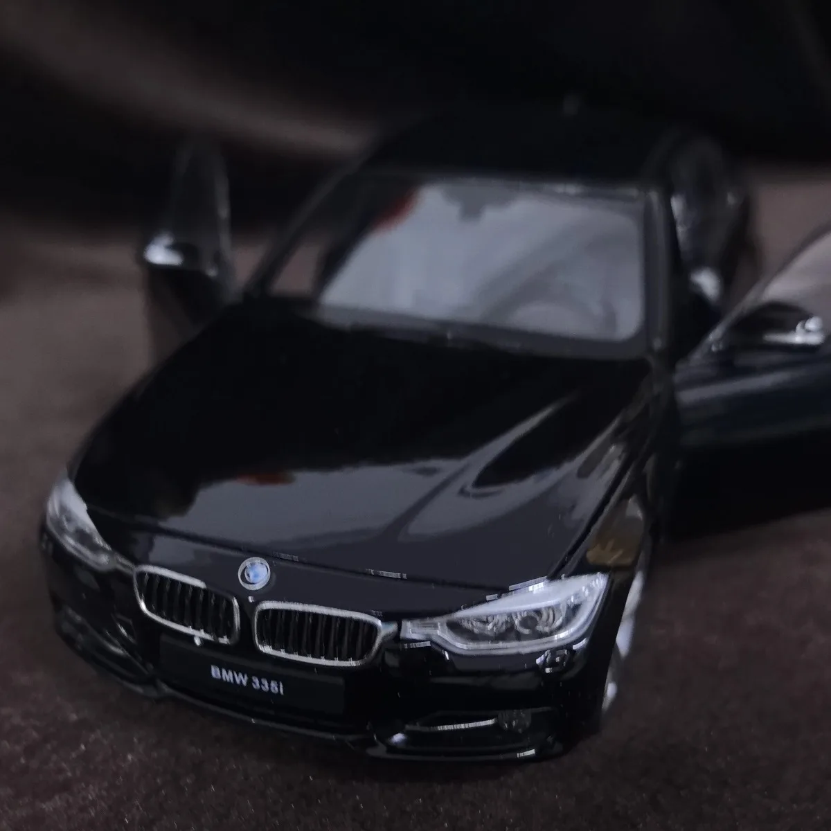 Beperkt 1:24 schaal BMW 335i automodel, luxe voertuig miniatuur replica figuur kind kerstcadeau speelgoed