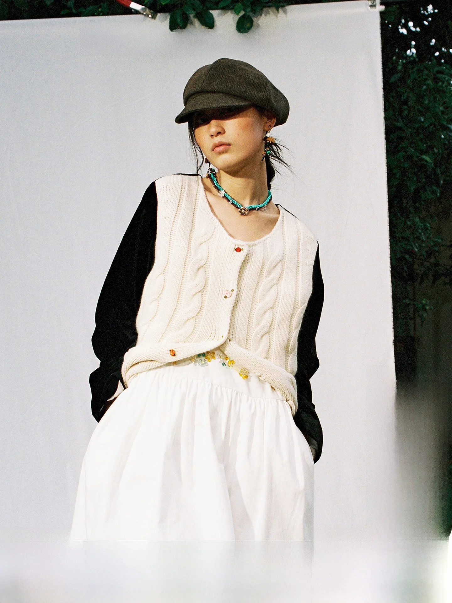 

Женский вязаный кардиган из бархата с пэчворком, на пуговицах, с открытым передом, модный дизайн с букетами, недорогой, с арт-принтом, белый, из крученой пряжи