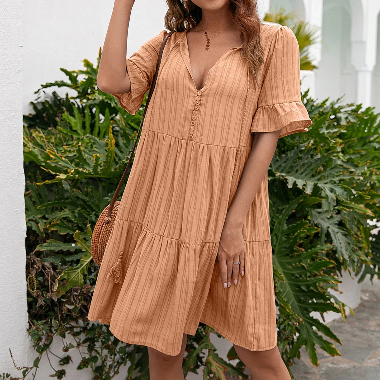 ชุดเดรสหลวมแขนสั้นผู้หญิงพร้อมรุ่น A-line สไตล์เรียบง่ายสีทึบเสื้อผ้าฤดูร้อนคอวี