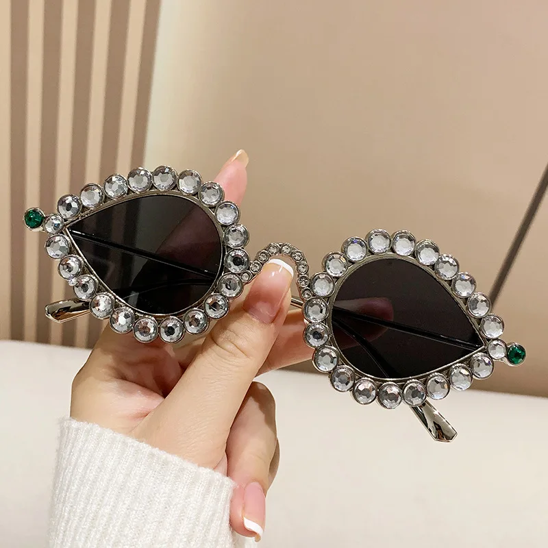 

New Y2K Small Frame Oval Sunglasses Women's Decorate Diamond Luxury Sun Glasses Women Outdoor Travel Eyewear UV400 Oculos De Sol