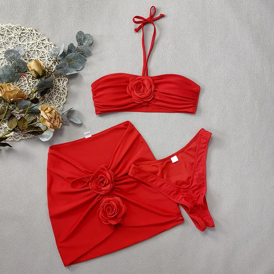 Conjuntos de Bikinis de flores 3D de color rojo liso, traje de baño de 3 piezas, faldas para cubrir, traje de baño Sexy para mujer, ropa de playa 20225, Bikini con cuello Halter para mujer