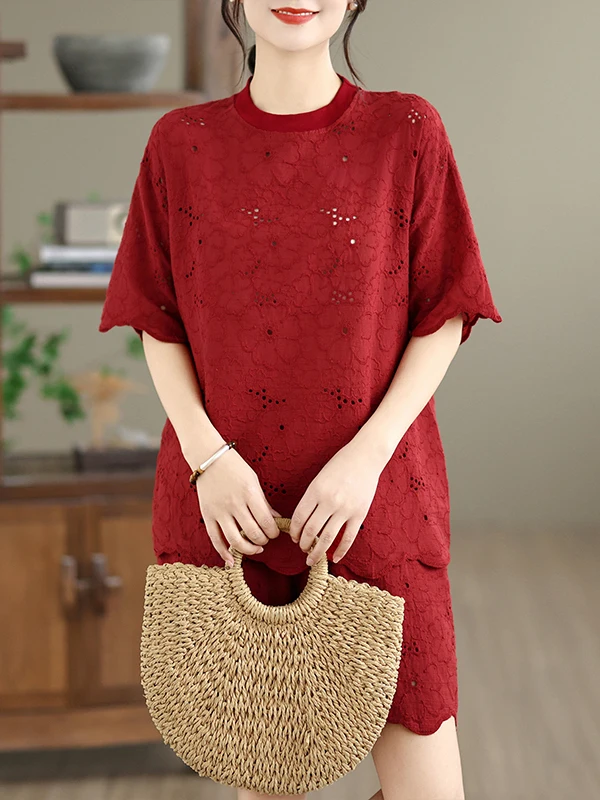 

Элитный летний комплект для женщин больших размеров: красная футболка и шорты с объемной вышивкой, кружевом и ажурными вставками, повседневный свободный крой, двухсоставный костюм