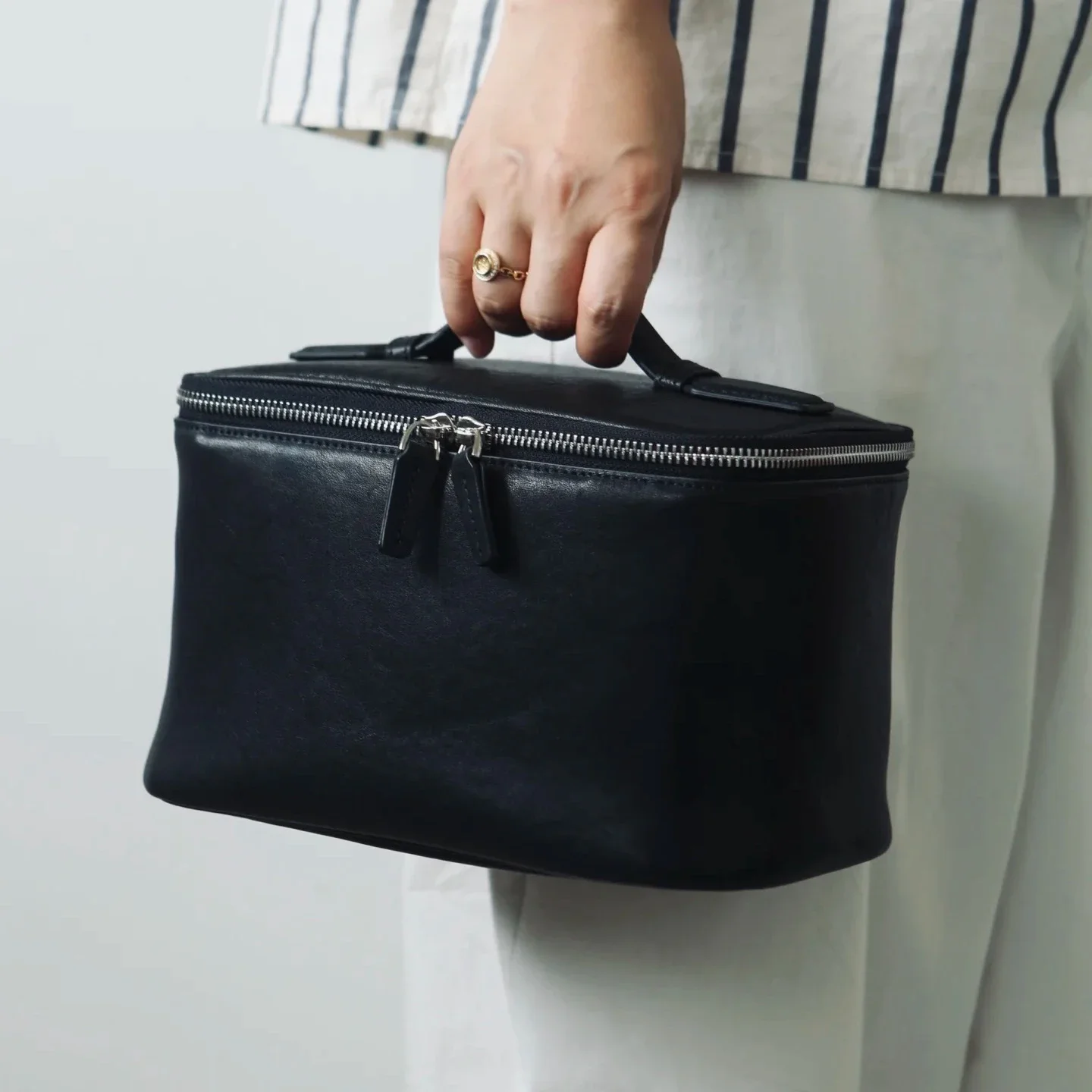 

Женская ручная косметичка из воловьей кожи с крокодиловым узором, классическая винтажная портативная дорожная косметичка большой вместимости 2024, дорожная сумка для хранения